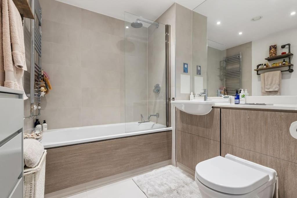 Modern New 1-Bedroom Home Stunning Views Londyn Zewnętrze zdjęcie