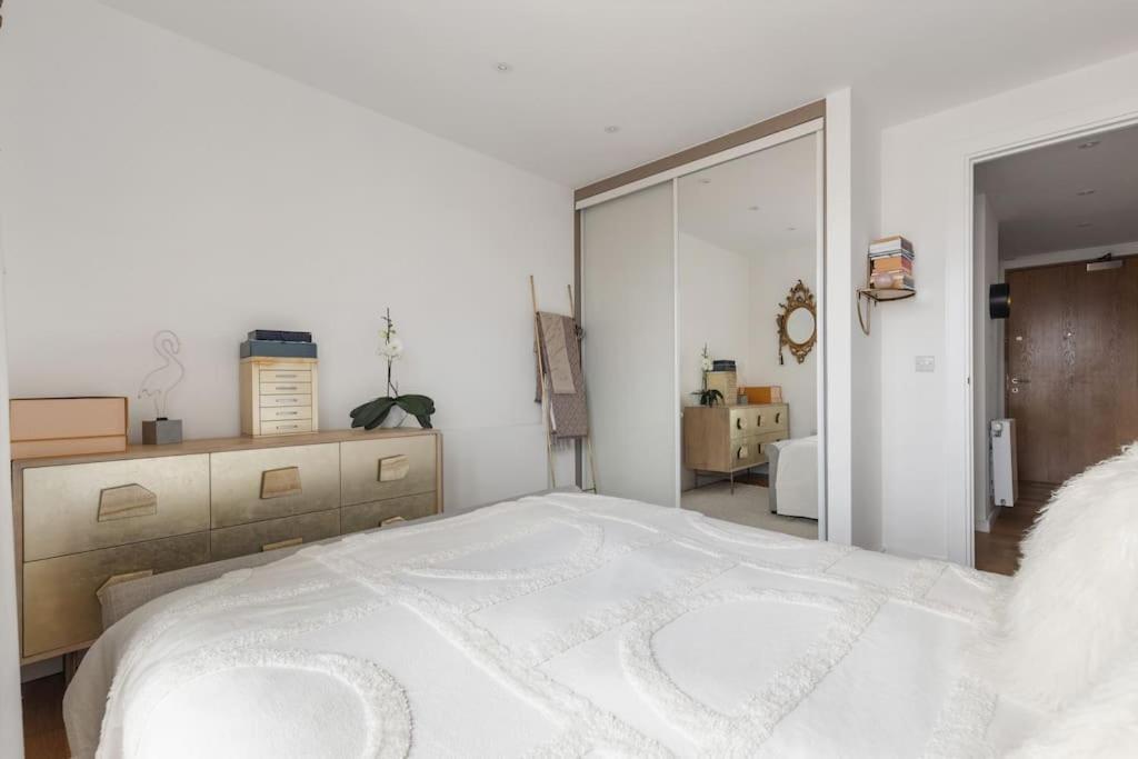 Modern New 1-Bedroom Home Stunning Views Londyn Zewnętrze zdjęcie
