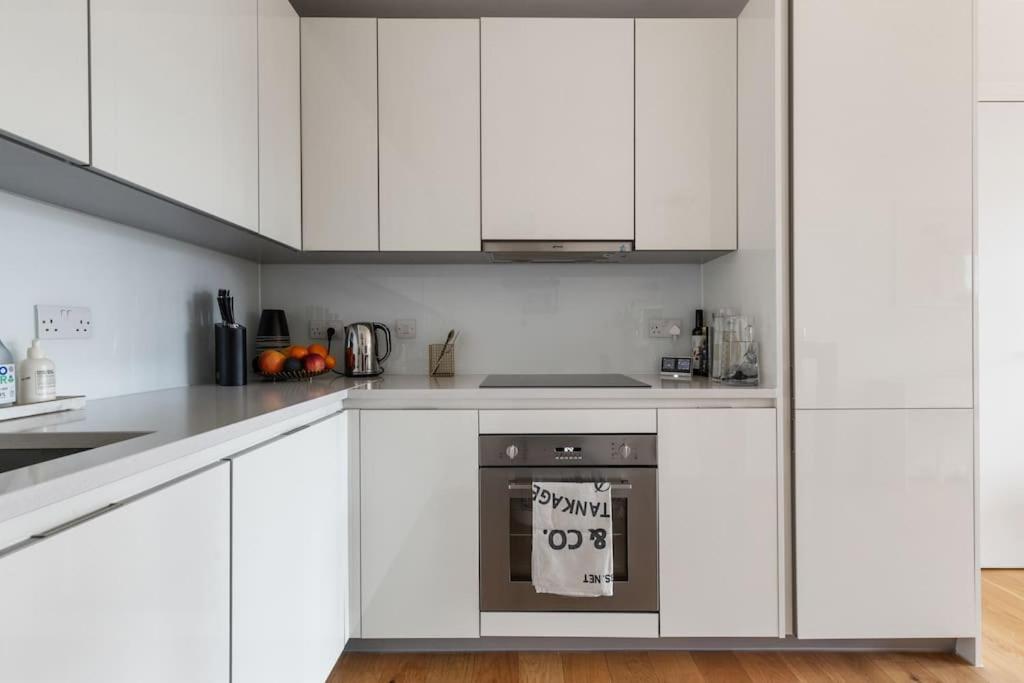 Modern New 1-Bedroom Home Stunning Views Londyn Zewnętrze zdjęcie