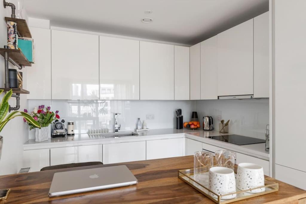 Modern New 1-Bedroom Home Stunning Views Londyn Zewnętrze zdjęcie